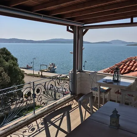 Mosko Cunda Oda ve Kahvaltı Ayvalı